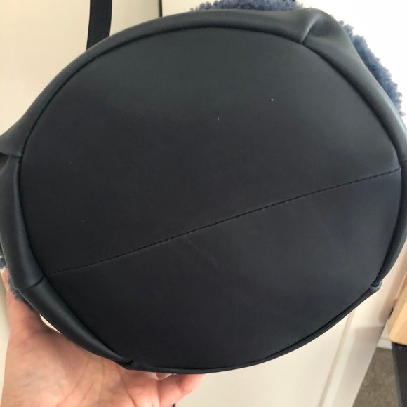 Authentic Australia LUXE collective Shearling Leather navy crossbody bucket bag - Picture 9 of 11
